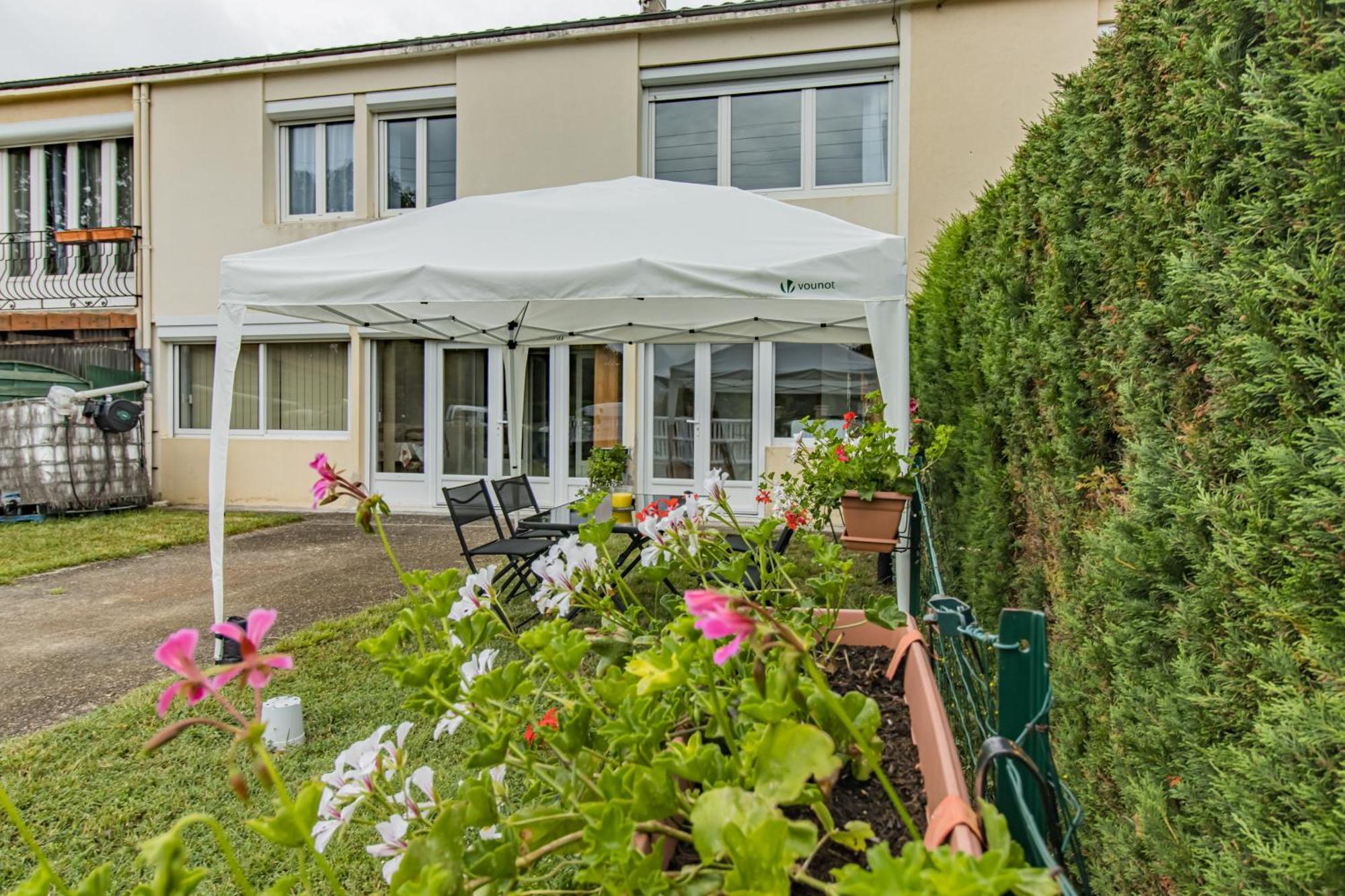 Appartement Lumineux, Bien Situe Et Tres Calme + Parking Prive à Le Bugue Extérieur photo