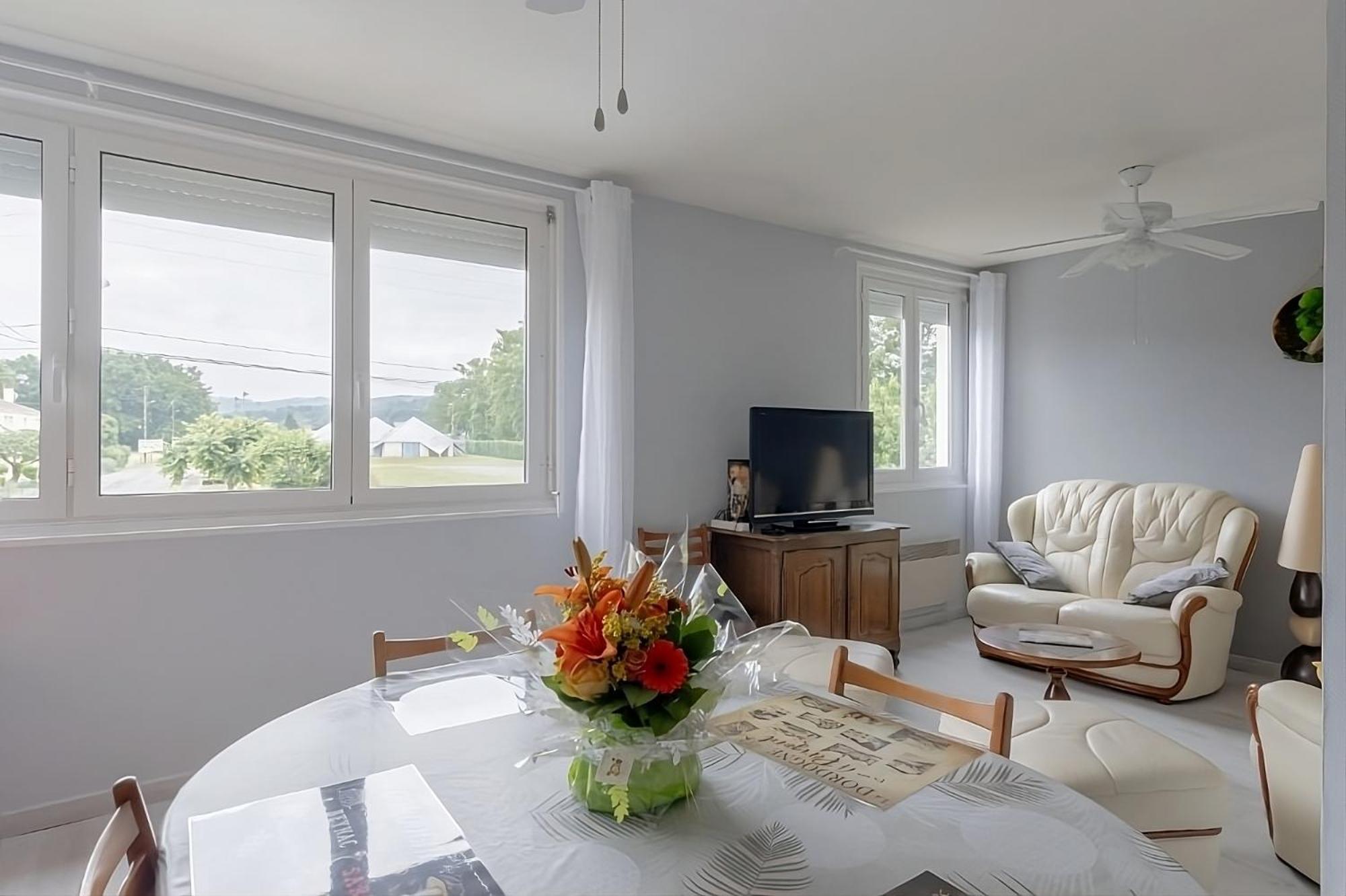 Appartement Lumineux, Bien Situe Et Tres Calme + Parking Prive à Le Bugue Extérieur photo