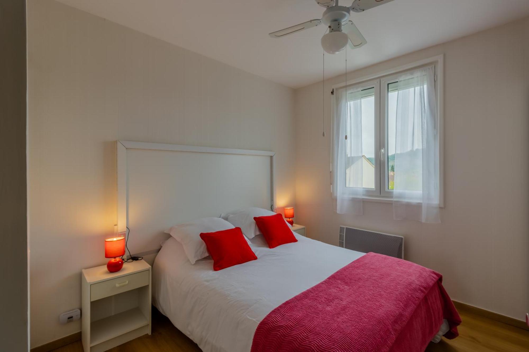 Appartement Lumineux, Bien Situe Et Tres Calme + Parking Prive à Le Bugue Extérieur photo