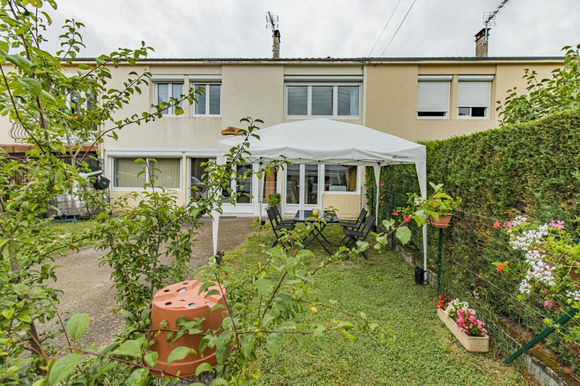 Appartement Lumineux, Bien Situe Et Tres Calme + Parking Prive à Le Bugue Extérieur photo